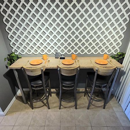 Villa HI-TEK/Smart Voice Automation/Two 75in 4k LED Charleston Exterior foto
