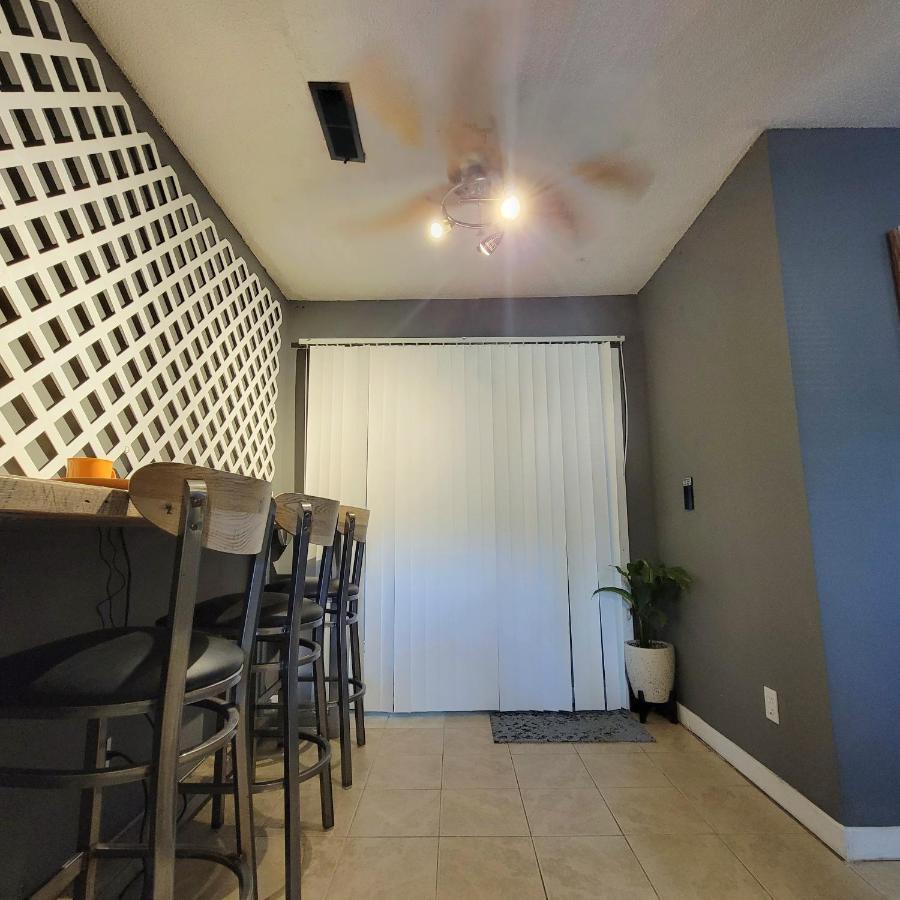 Villa HI-TEK/Smart Voice Automation/Two 75in 4k LED Charleston Exterior foto